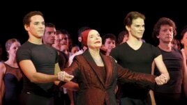 La fundadora y directora del Ballet Nacional de Cuba, Alicia Alonso, acompañada de los bailarines Rómel Frómeta (i) y Joel Carreño. 