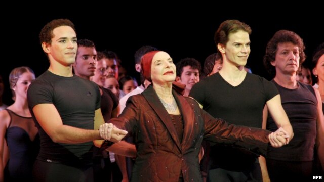 La fundadora y directora del Ballet Nacional de Cuba, Alicia Alonso, acompañada de los bailarines Rómel Frómeta (i) y Joel Carreño. 