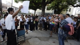 Cubanos frente a SINA en La Habana esperan por trámites para nueva ley migratoria