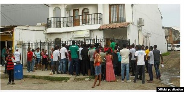 Migrantes cubanos, haitianos y africanos frente a la oficina de Migración, en Turbo, Colombia.