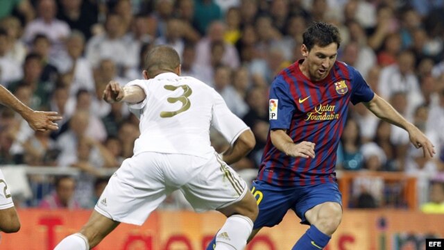 Fotografía de archivo. El delantero argentino del FC Barcelona, Lionel Messi (d), intenta marcharse del defensa portugués del Real Madrid, Képler Lima "Pepe" (i).