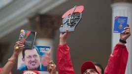  Seguidores del presidente Hugo Chávez se congregan el sábado 5 de enero de 2013, afuera de las instalaciones de la Asamblea Nacional, en Caracas (Venezuela). 