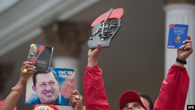  Seguidores del presidente Hugo Chávez se congregan el sábado 5 de enero de 2013, afuera de las instalaciones de la Asamblea Nacional, en Caracas (Venezuela). 