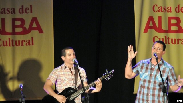 "Buena Fe" en un concierto homenaje por el cumpleaños de Fidel Castro en La Habana.