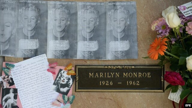 Fans de Marilyn Monroe depositan flores, imágenes y otros artículos, el  5 de agosto de 2012, donde se encuentran los restos de la artista, en Westwood, Los Ángeles, California (EEUU). 