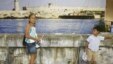 Dos niños delante de una replica del "Malecon" de la Habana durante el evento "Cuba Nostalgia". 