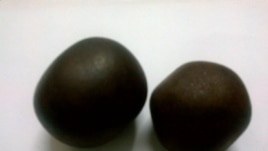 Bolas de hierro lanzadas contra activistas de UNPACU. Foto cortesía de UNPACU.