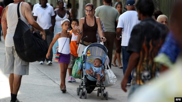  Una mujer camina con sus hijos por una céntrica calle de La Habana (Cuba). 