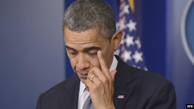 El presidente Barack Obama se enjuga una lágrima durante sus declaraciones sobre el tiroteo en la escuela primaria Sandy Hook en Newtown.