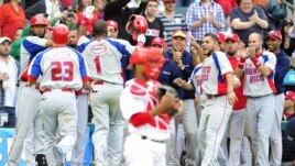 Jugadores de Puerto Rico celebran su victoria 6-4 ante República Dominicana/ Febrero de 2013 