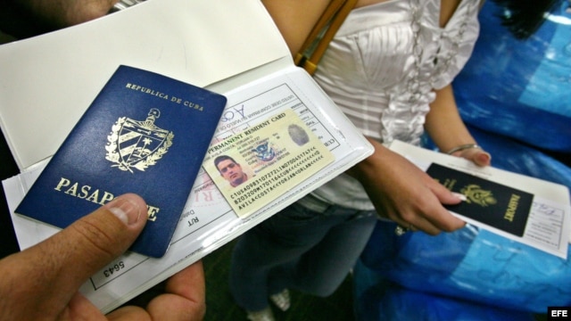 Un hombre muestra su pasaporte en el aeropuerto Internacional de Miami antes de viajar a Cuba.