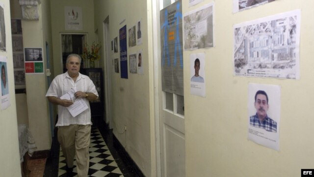  Archivo - Elizardo Sánchez, jefe de la Comisión Cubana de Derechos Humanos y Reconciliación Nacional, en una conferencia de prensa   
