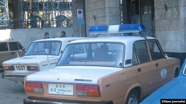 Vigilancia en la sede de las Damas de Blanco, 10 abril. Foto: Ángel Moya.