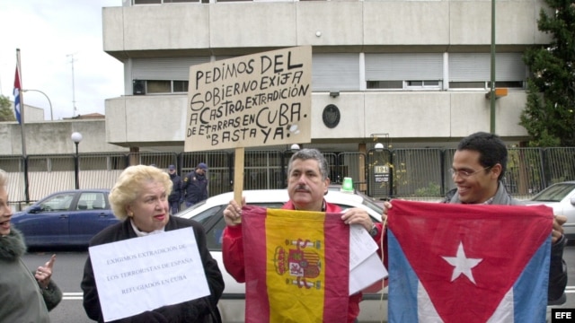 Manifestación frente a la Embajada de Cuba en España, convocada por la Asociación Cubana Española en solidaridad con las víctimas de ETA. Archivo.