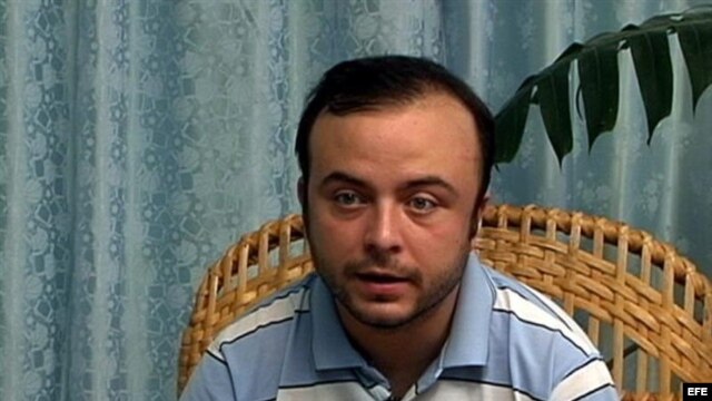 Imagen tomada de un vídeo y suministrada por el Gobierno cubano en La Habana (Cuba) hoy, lunes 30 de julio de 2012, en la que aparece el español Ángel Carromero, quien conducía el vehículo donde viajaba el fallecido opositor Oswaldo Payá. 