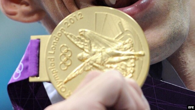 Michael Phelps durante la ceremonia de entrega de medallas de los 4x200 metros relevos estilo libre de los Juegos Olímpicos de Londres 2012. 