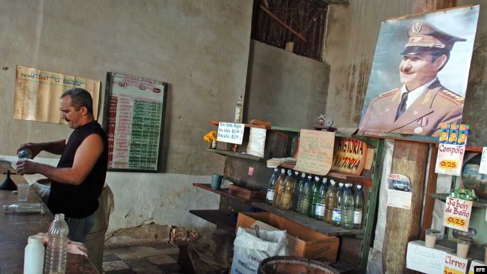 Cuba, vida diaria. Un hombre vende ron en una bodega.