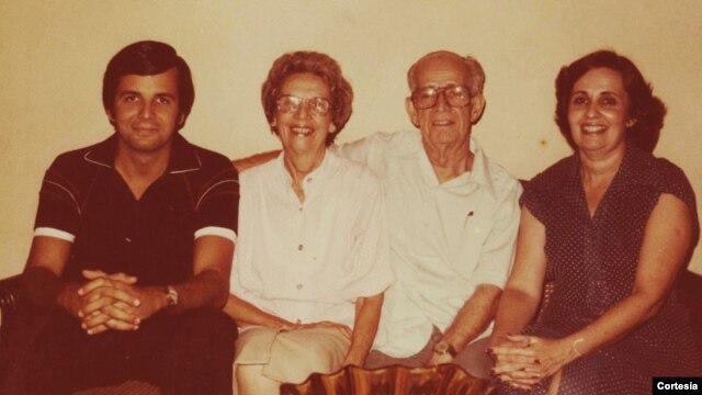 Mariano Esteva Lora, su esposa Mercedes, su hija María Teresa y su nieto Orlando en 1980
