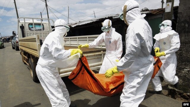Personal de la Cruz Roja liberiana traslada el cuerpo de una supuesta víctima del virus Ébola en un camión en Monrovia (Liberia) hoy, miércoles 15 de octubre de 2014. 
