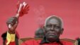 El presidente de Angola, José Eduardo dos Santos, lleva 33 años en el poder y se le acusa de haberse enriquecido a costa del país.