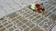 Imagen que muestra un ramo de flores tendido sobre el pavimento de las calles de Leipzig (Alemania), hoy, lunes 17 de junio de 2013, en homenaje a las víctimas del régimen comunista el 17 de junio de 1953. 