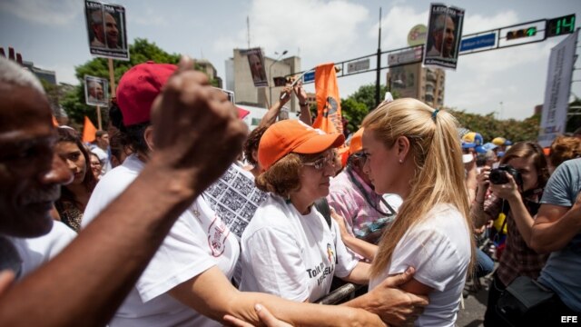 Lilian Tintori (d) participa en una manifestación en Caracas.