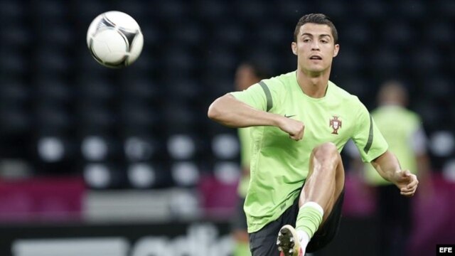 El delantero portugués Cristiano Ronaldo entrena en Donbass Arena en Donetsk, Ucrania. Portugal se enfrentará a España el próximo miércoles en las semifinales de la Eurocopa de 2012. EFE/Tolga Bozoglu