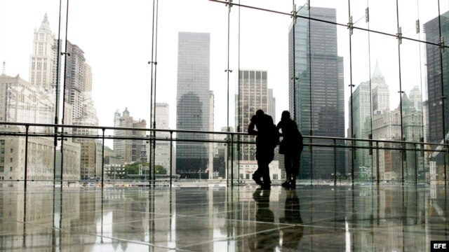  Dos personas observan el World Trade Center, el lugar en el que se encontraban las Torres Gemelas, en Nueva York, en esta foto tomada el martes 15 de agosto de 2006. Cinco años después de los atentados del 11 de Septiembre, políticos y promotores todavía