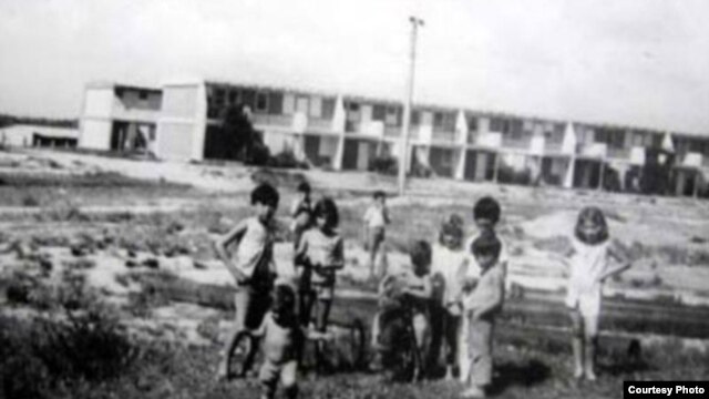 Niños en uno de los pueblos cautivos