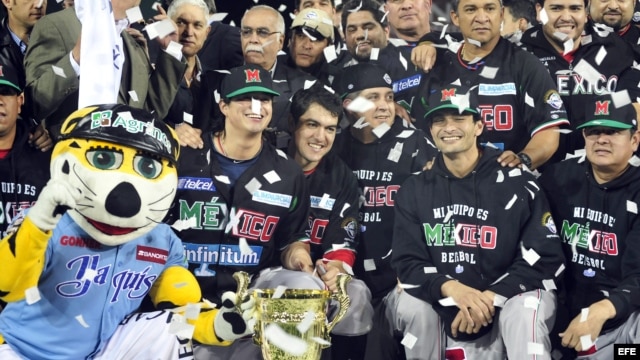 Los jugadores de México celebran el triunfo del equipo 4-3 ante Leones del Escogido de República Dominicana en la Serie del Caribe 2013. 