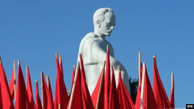 Homenaje al prócer cubano José Martí, que se realiza en la Plaza de la Revolución, en La Habana (Cuba). 
