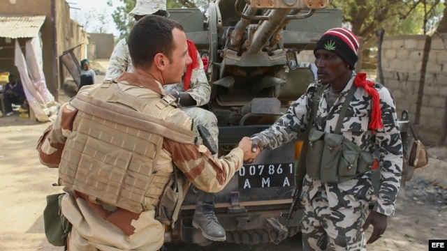 Un soldado francés estrecha la mano de otro maliense en Diabali. Las fuerzas enviadas por París han recuperado casi todo el norte de Mali, que había caído en poder de grupos islamistas.