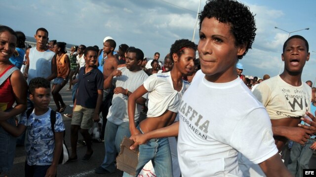 Jóvenes cubanos bailan durante un desfile. EFE