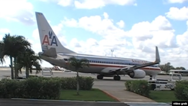 Un avión de American Airlines abandona la Terminal 2 del Aeropuerto Internacional José Martí de La Habana.