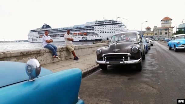 Un crucero arriba al Puerto de La Habana.