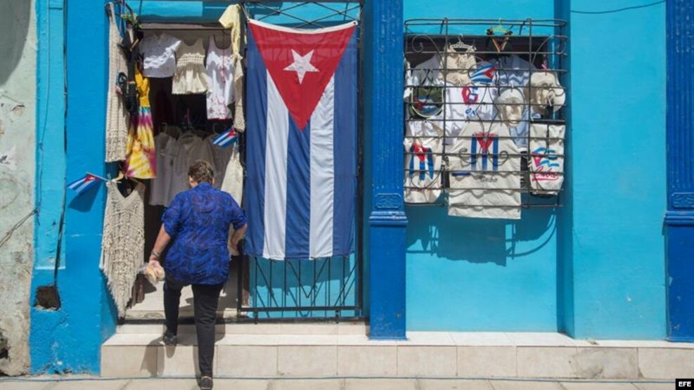 Una tienda dentro de una vivienda vende banderitas cubanas a los turistas. EFE