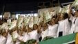  Médicos cubanos muestran diplomas en La Habana