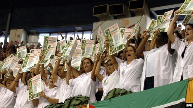  Médicos cubanos muestran diplomas en La Habana