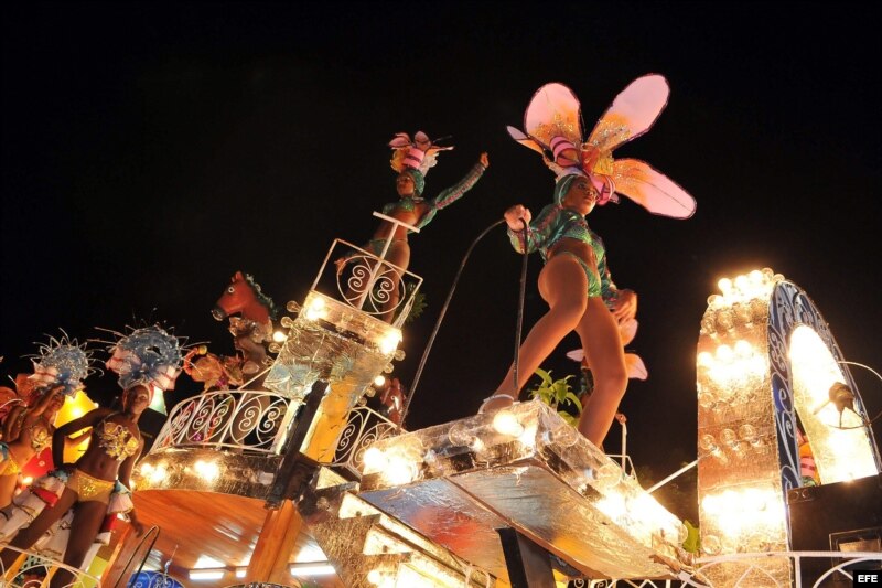 Celebración de los Carnavales de Santiago de Cuba en julio de 2008. EFE/Alejandro Ernesto