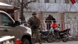 Un soldado estadounidense monta guardia a la entrada del Ministerio del Interior afgano en Kabul, Afganistán.