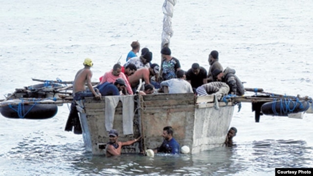 En embarcaciones rústicas como esta los cubanos se hacen a la mar esperando llegar a EEUU con escalas en Islas Caimán y Centroamérica.