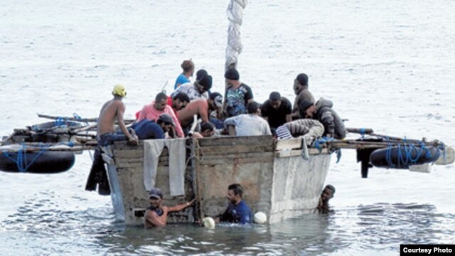 En embarcaciones rústicas como esta los cubanos se hacen a la mar esperando llegar a EEUU con escalas en Islas Caimán y Centroamérica.