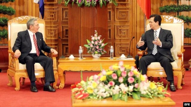 El primer ministro vietnamita, Nguyen Tan Dung, con el gobernante Raúl Castro en Hanoi en julio de este año. 