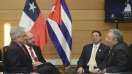Sebastián Piñera (i), su canciller, Alfredo Moreno (2i), junto a Raúl Castro (d), y su ministro de exteriores, Bruno Rodríguez (2d), durante una reunión sostenida en Santiago de Chile 