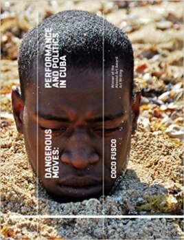 Libro de Coco Fusco "Movidas peligrosas: políticas y performance en Cuba". Tate Publishing, 2015.