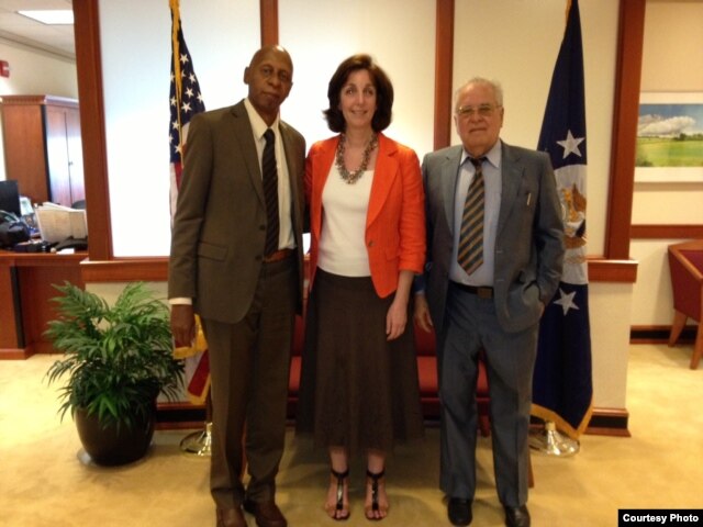 Roberta S. Jacobson recibe a Guillermo Farinas y Elizardo Sánchez en el Departamento de Estado