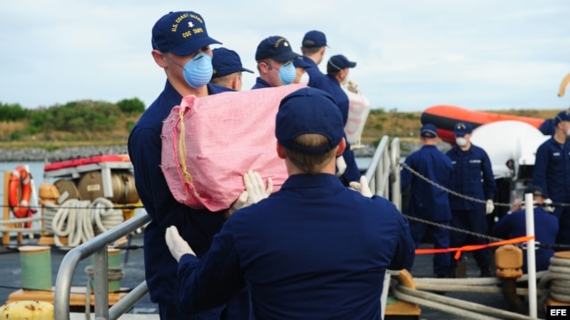 Miembros de la tripulación del buque de la Guardia Costera estadounidense Cutter Tampa descargando en Puerto Cañaveral, Florida (EEUU) los 75 fardos con 2,6 toneladas de cocaína incautada en las aguas del Caribe. 