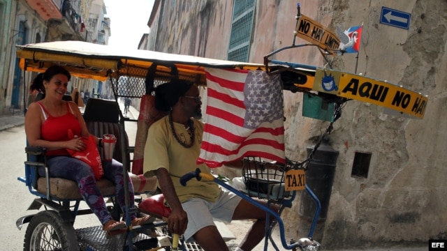 Bandera de EEUU en bicitaxis cubanos.