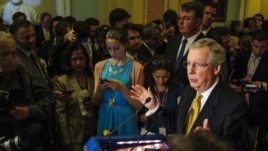 El senador republicano Mitch McConnell (d) habla durante una rueda de prensa en el Capitolio en Washington, D.C. Archivo.