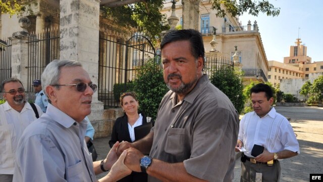 Eusebio Leal y Bill Richardson en La Habana Vieja
